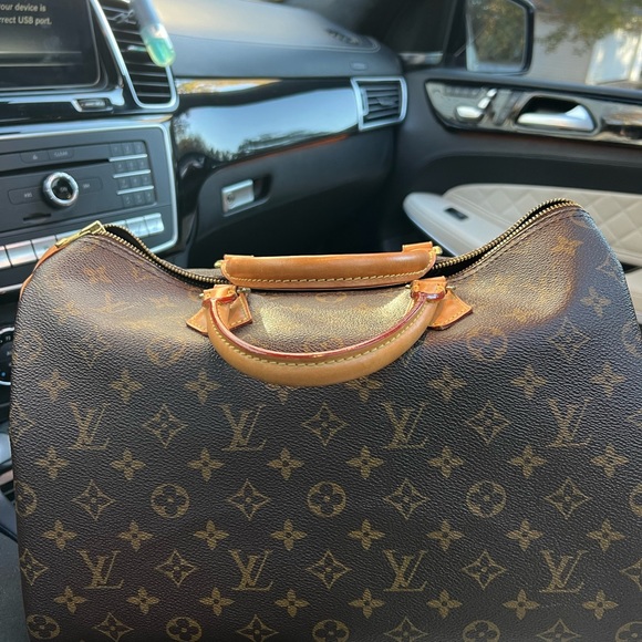 Louis Vuitton Speedy 35 in Monogram - Picture 4 of 17